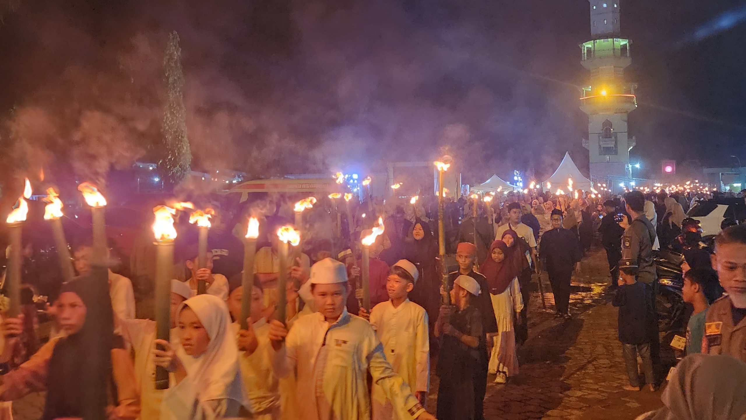 Suasana Pawai Obor didepan Masjid Agung SAMS, Tenggarong.