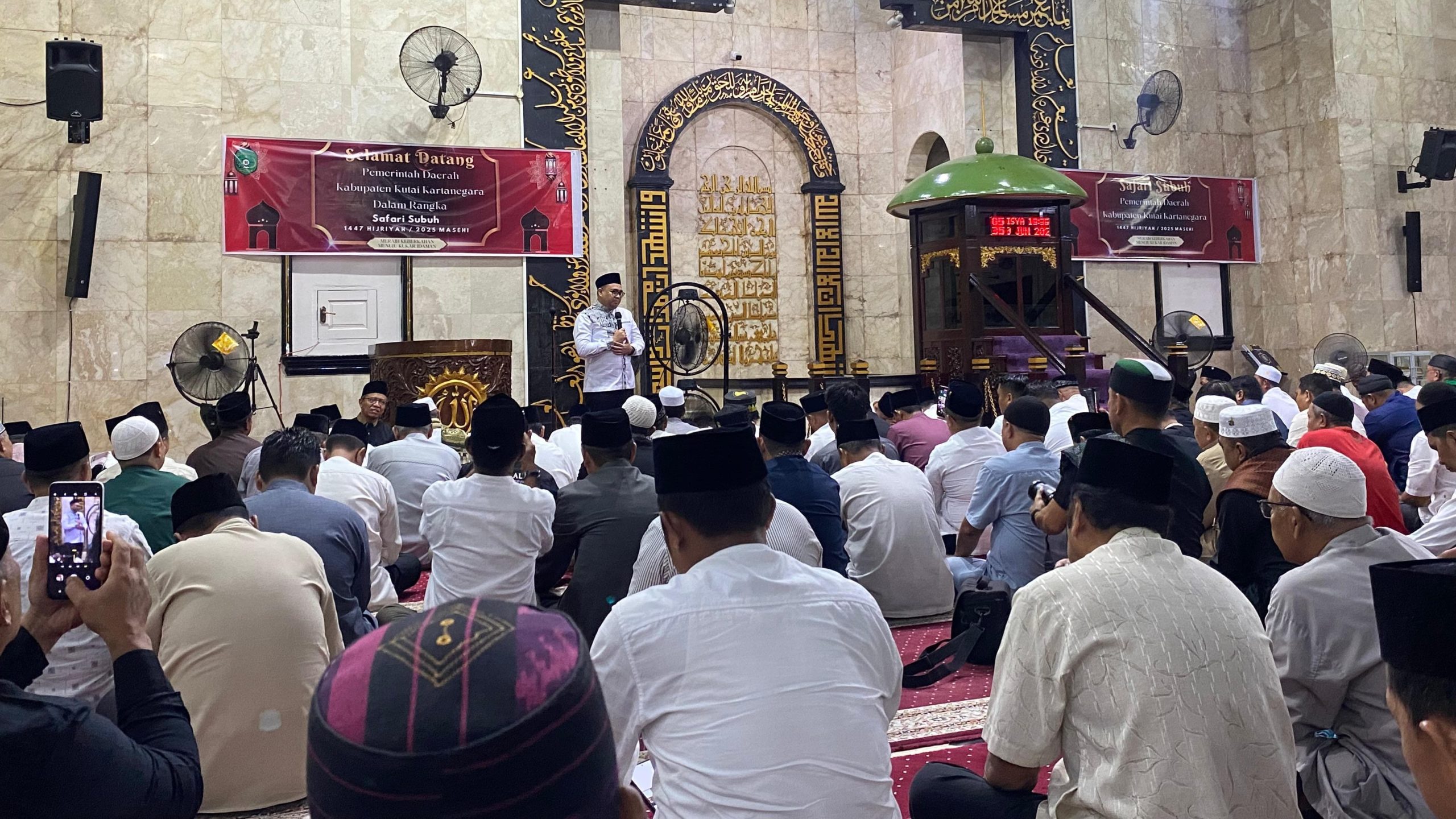 Bupati Kukar, Aulia Rahman Basri Saat Sambutan Pada Safari Subuh, di Masjid Agung SAMS Tenggarong.