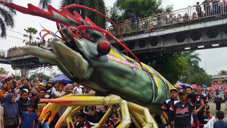 Penampilan Reflika Udang Kecamatan Anggana saat Pawai Pembangunan. (Istimewa)