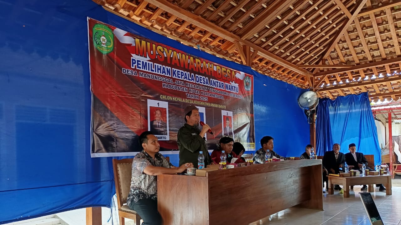 Kepala Bidang Administrasi Desa DPMD Kukar, Poino saat memberikan arahan. (Istimewa)