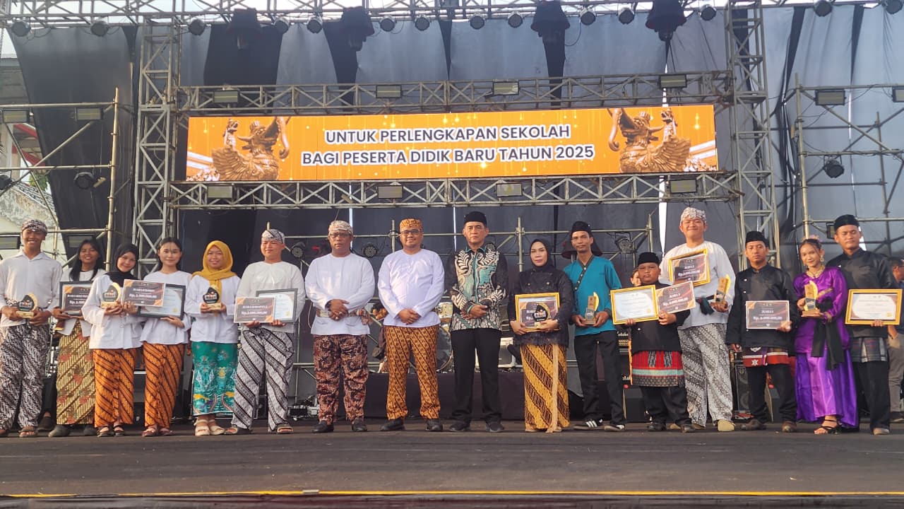 Pembagian Hadiah Lomba Seni Budaya Kutai Disdikbud Kukar.
