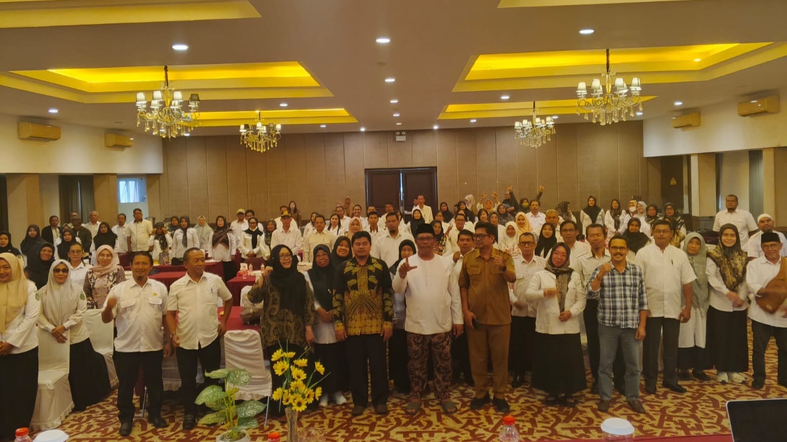Kepala Disdikbud Kukar, Thauhid Afrillian Noor bersama peserta Bimtek Penyusunan Silabus Muatan Lokal.