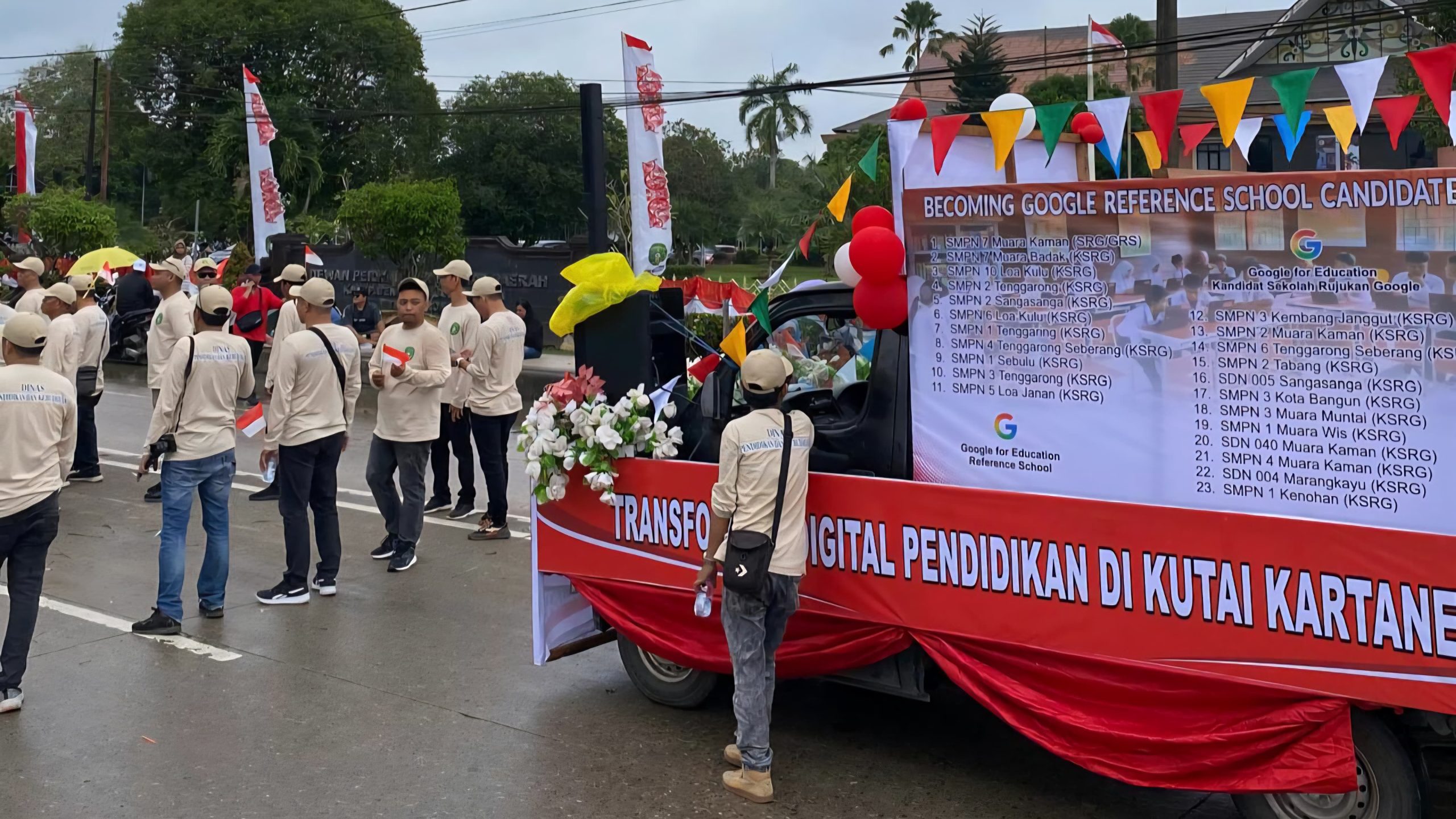 Rombongan Disdikbud Kukar saat Pawai Pembangunan.