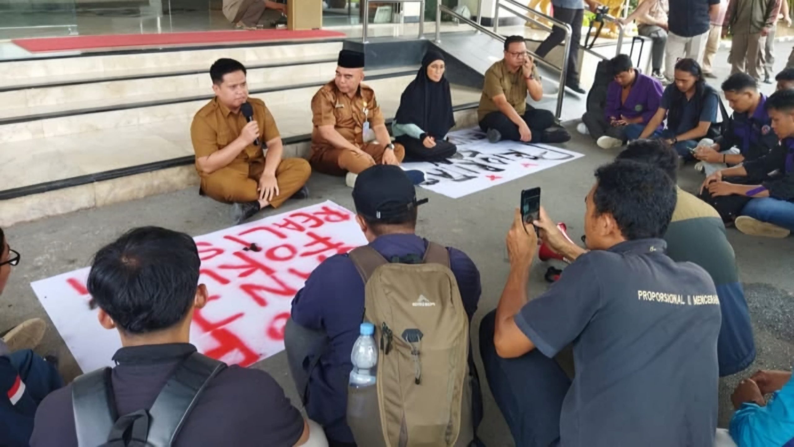 Pemkab Kukar saat temui massa aksi mahasiswa terkait beasiswa. 