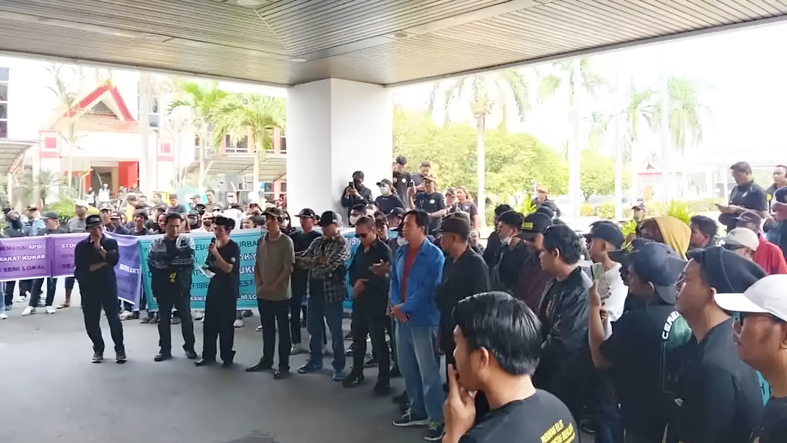 Suasana Aliansi Peduli Kutai Kartanegara (Kukar) mendatangi Kantor Bupati Kukar.
