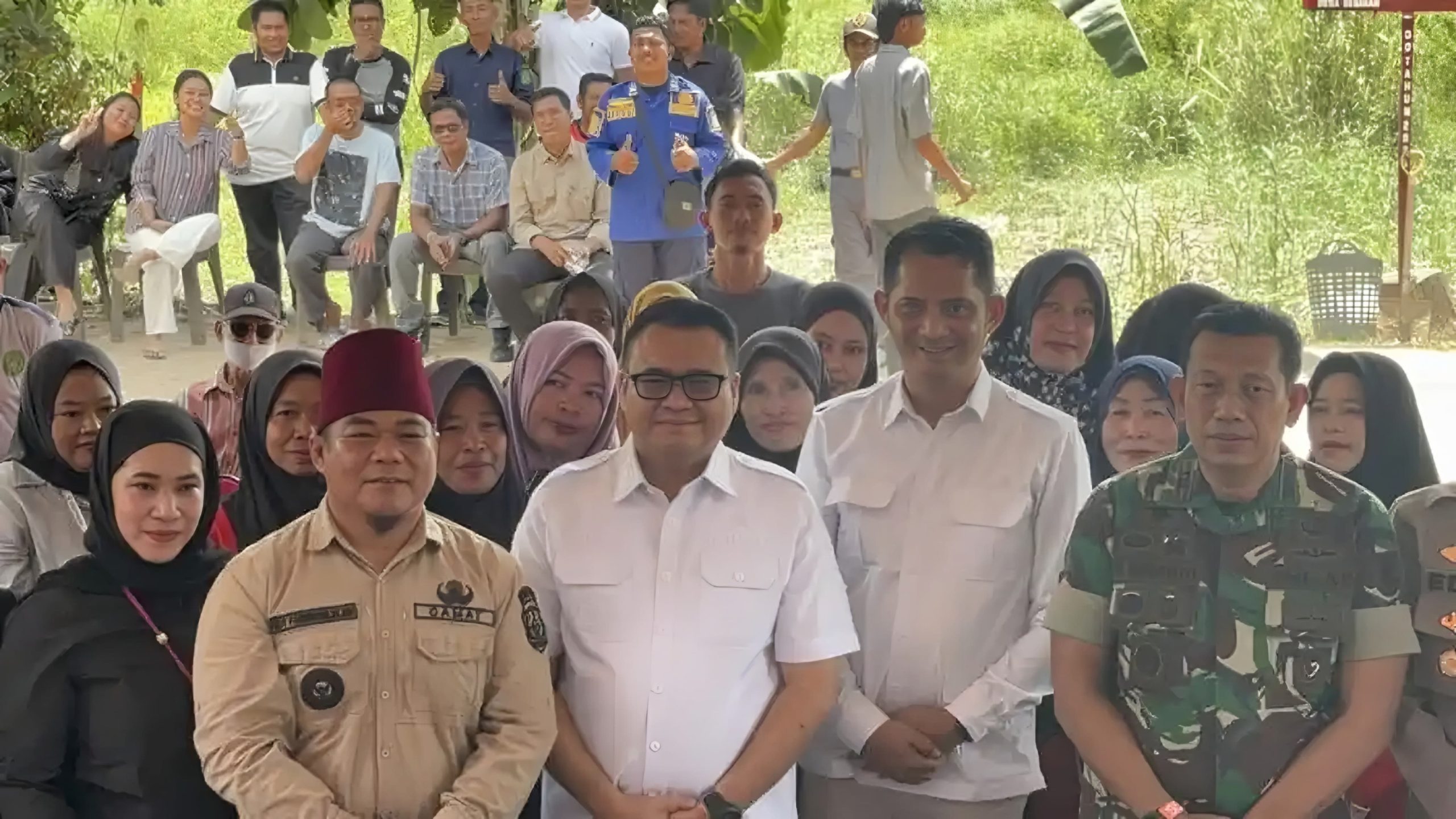 Bupati Kukar, Aulia Rahman Basri Bersama Warga Desa Segihan.