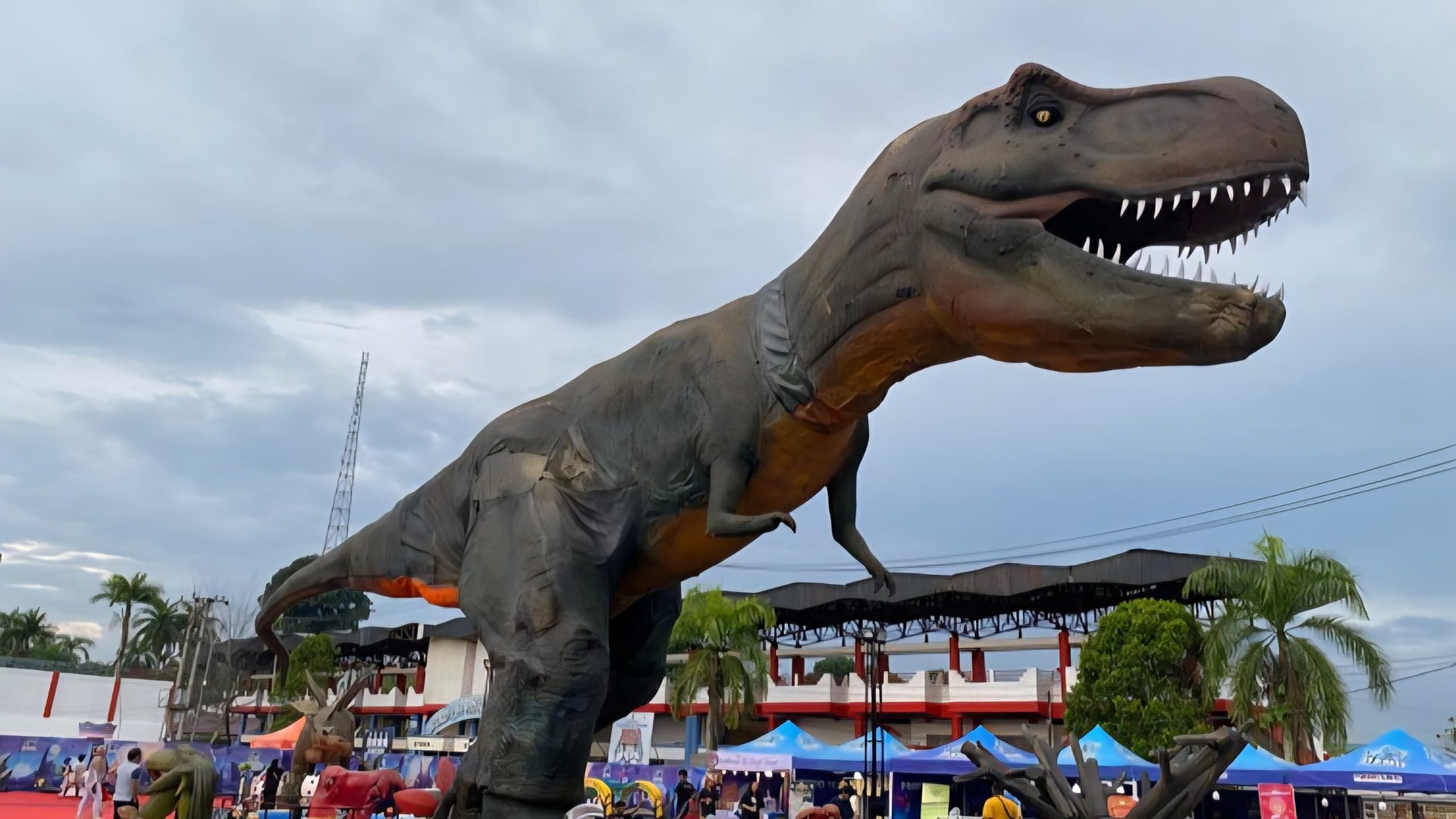 Salah satu ikon Dino Planet di Tenggarong yang resmi beroperasi mulai 28 November hingga akhir Desember 2025.