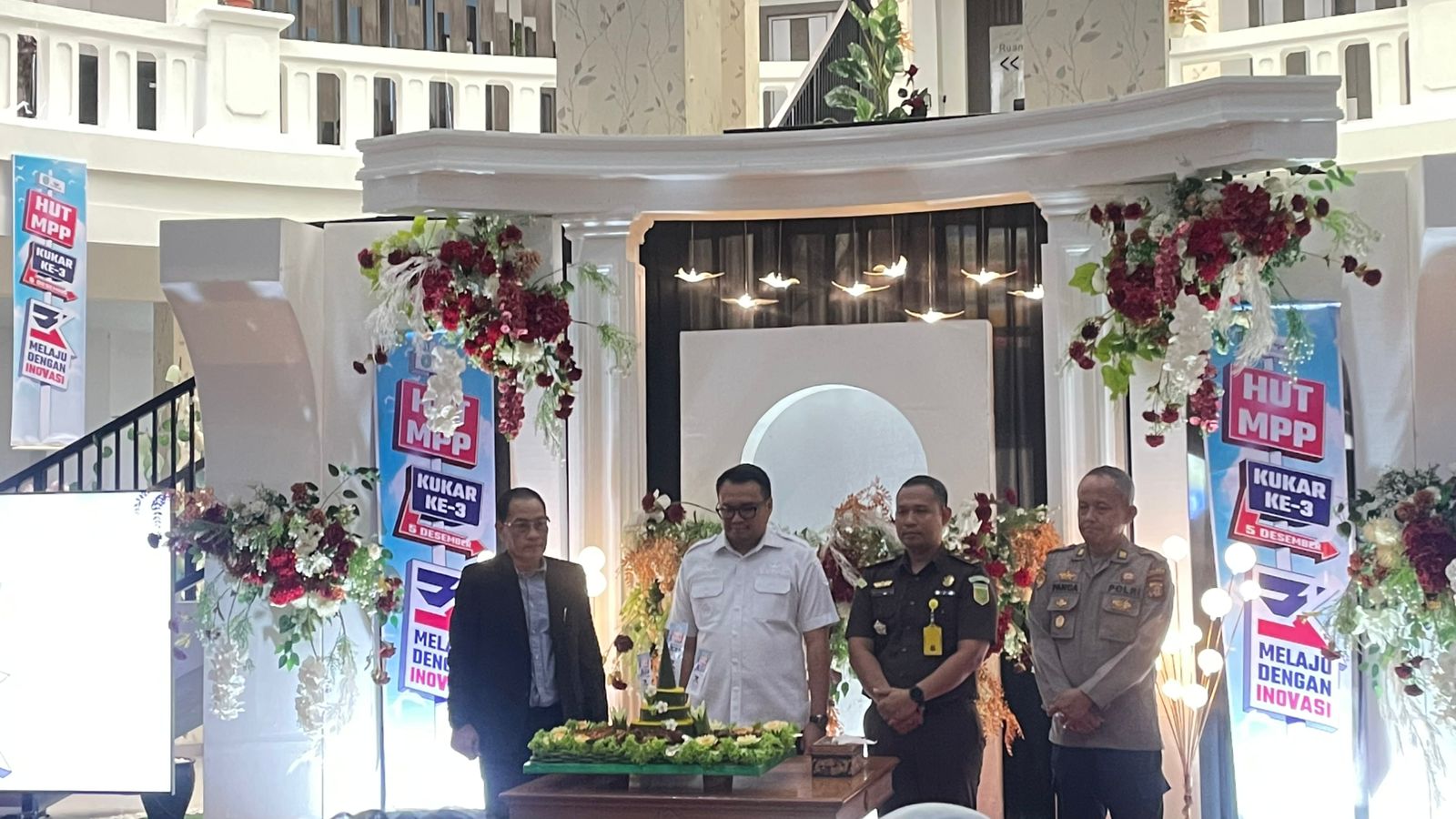 Suasana Perayaan Mall Pelayanan Publik (MPP) ke 3 Tahun, Selasa (02/12/2025) di Gedung MPP Kukar, ditandai dengan pemotongan tumpeng oleh Bupati Kukar, Aulia Rahman Basri.