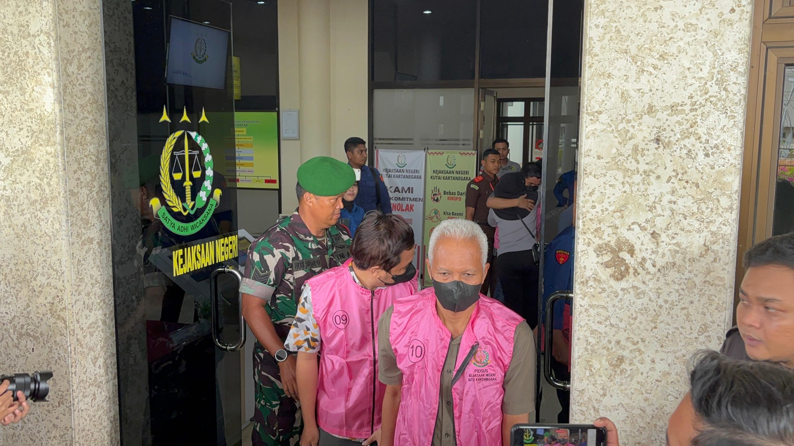 Empat Orang Tersangka Dalam Perkara Dugaan Tindak Pidana Korupsi Pembangunan Factory Sharing Pada Sentra UKM Di Desa Jonggon Jaya. 