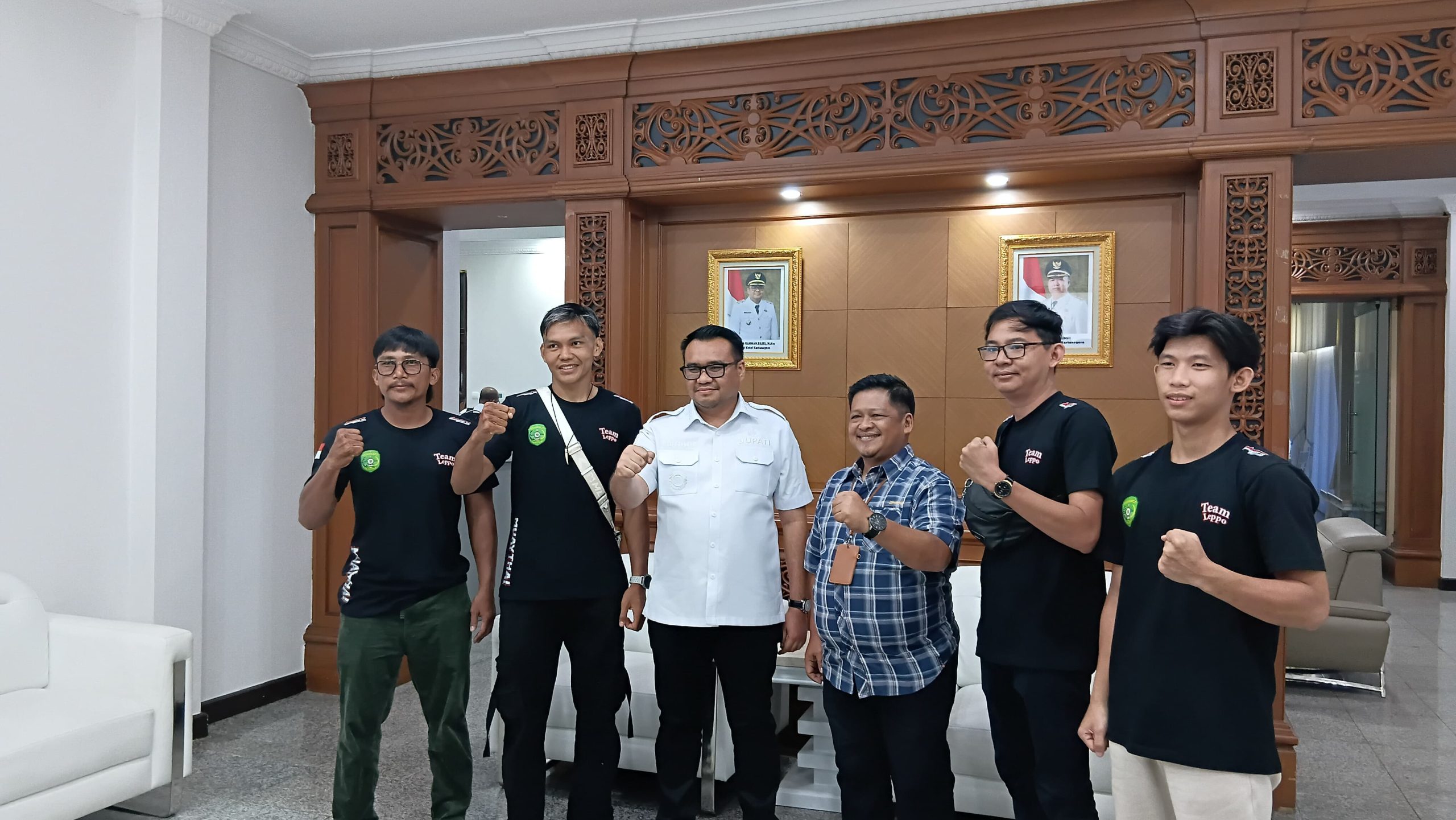 Bupati Kabupaten Kutai Kartanegara (Kukar), Aulia Rahman Basri bersama Kepala Dinas Pemuda dan Olahraga (Dispora) Kukar, Aji Ali Husni Melepas Secara Resmi Devan Febria Anantha Atlet Muay Thai dari Kukar yang akan berlaga di Kejuaraan Internasional, pada Minggu (07/12/2025)  malam.