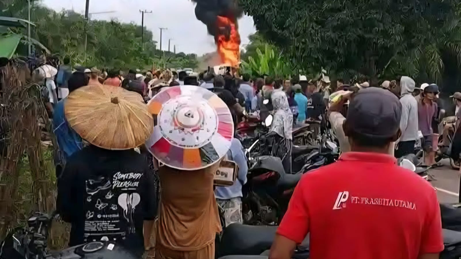 Suasana Kecelakaan lalu lintas di Desa Long Lalang Kecamatan Tabang pada Jumat (19/12/2025). (Istimewa)