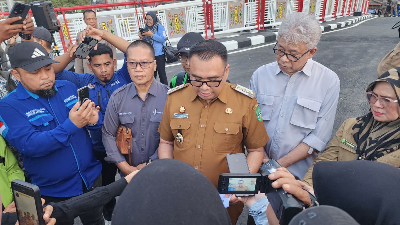 Bupati Kukar, Aulia Rahman Basri saat merilis UMK dan UMSK.