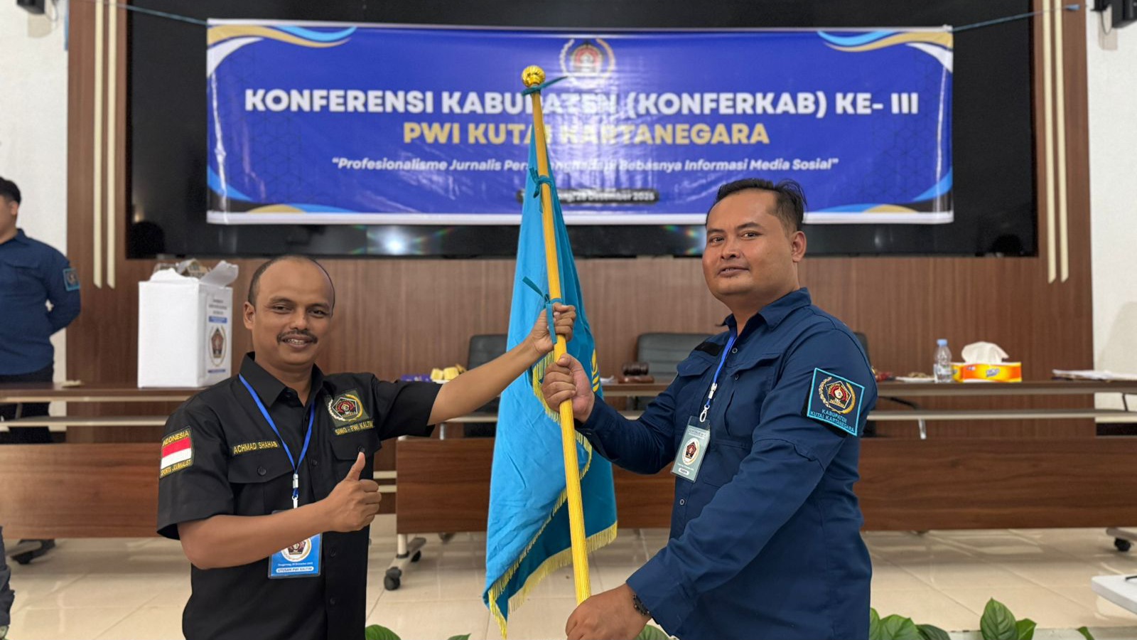 Simbolis Penyerahan Petaka PWI yang diberikan oleh Sekretaris PWI Provinsi Kaltim, Achmad Shahab kepada Ketua PWI Kukar terpilih, Andi Wibowo pada Minggu (28/12/2025).
