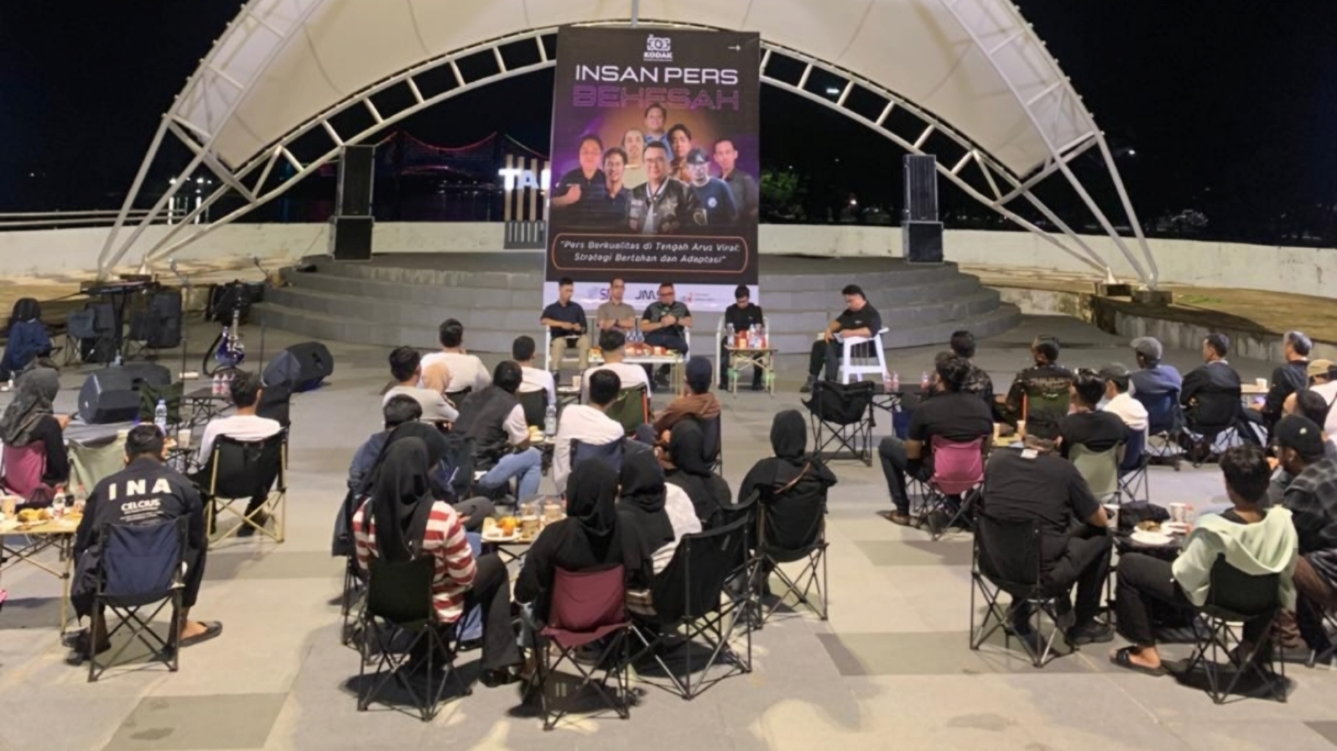Puluhan wartawan dari berbagai media di Kalimantan Timur berkumpul dalam diskusi publik Insan Pers Bekesah yang digelar Kolaborasi Media Kukar (KODAK), Minggu malam (21/12/2025) dengan mengusung tema “Pers Berkualitas di Tengah Arus Viral: Strategi Bertahan dan Adaptasi”.
