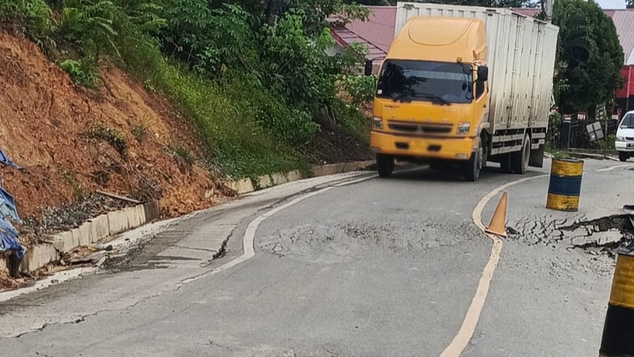Kondisi Jalan Poros Samarinda-Balikpapan Kilometer 28, Desa Batuah, Kecamatan Loa Janan, Kabupaten Kutai Kartanegara. (Istimewa)