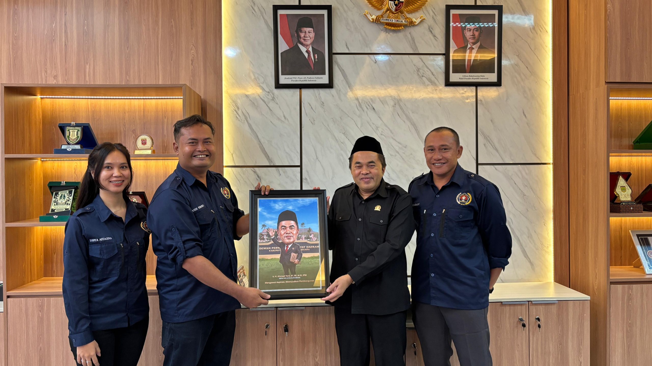 Penyerahan Karikatur Ketua DPRD Kukar, Ahmad Yani dari Ketua PWI Kukar, Andi Wibowo didampingi Sekretaris, Lodya Astagina dan Bendahara, Fairuzzabady.