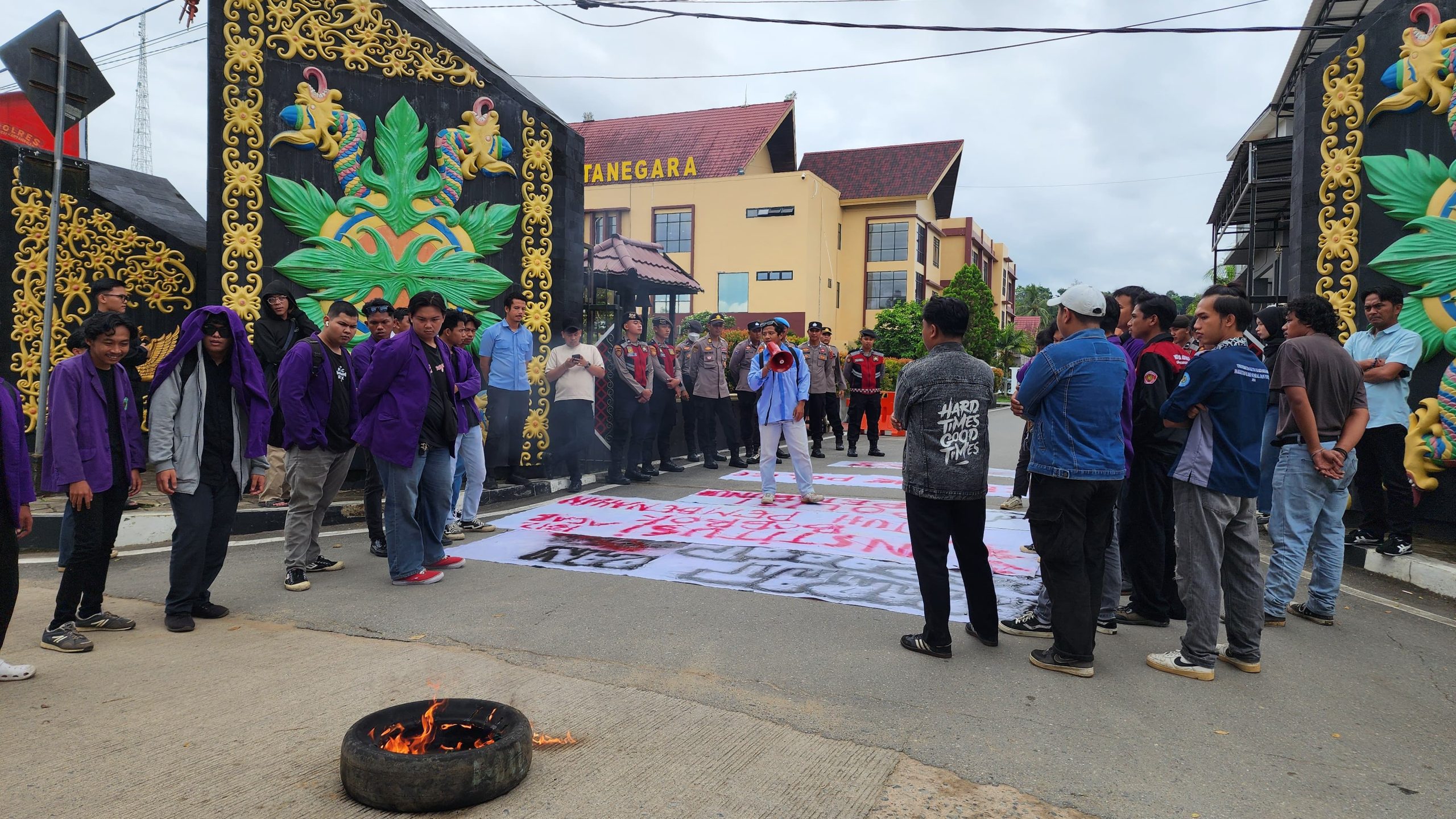 Suasana Demontrasi BEM Unikarta di depan Polres Kukar, Selasa (24/02/2026).