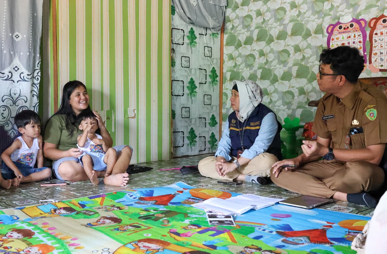 Kegiatan penyuluhan kesehatan dan pemberian makanan tinggi protein, mulai dari telur hingga susu secara _door to door_ berhasil dilaksanakan oleh Otorita IKN bersama Puskesmas Sepaku 1, pada Senin (13/04/2026). (Humas Otorita IKN)