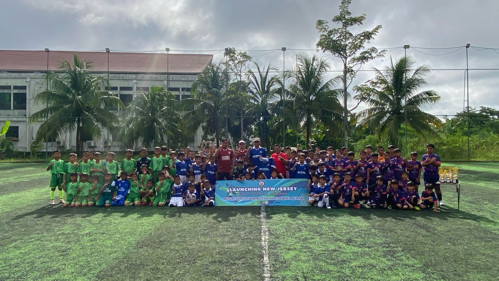Kepala Dinas Pemuda dan Olahraga (Dispora) Kabupaten Kutai Kartanegara (Kukar), Aji Ali Husni, didampingi Kepala Sekolah MI RHQ Islamic School, Irfan Zidni Maulidana, berfoto bersama para peserta usai pembukaan Turnamen Mini Soccer dan Launching Jersey terbaru RHQ Football Academy di Fatma Sport Center Tenggarong, Sabtu (23/5/2026). Foto: Fairuzzabady.