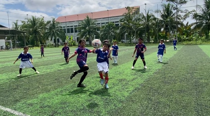 Suasana pertandingan Turnamen Mini Soccer antara RHQ FA 3 melawan SSB Al Hidayah Vamous Soccer di Fatma Sport Center Tenggarong, Sabtu (23/5/2026). Para pemain usia dini tampak bersemangat memperebutkan bola dalam laga yang berlangsung penuh sportivitas. Foto: Fairuzzabady.