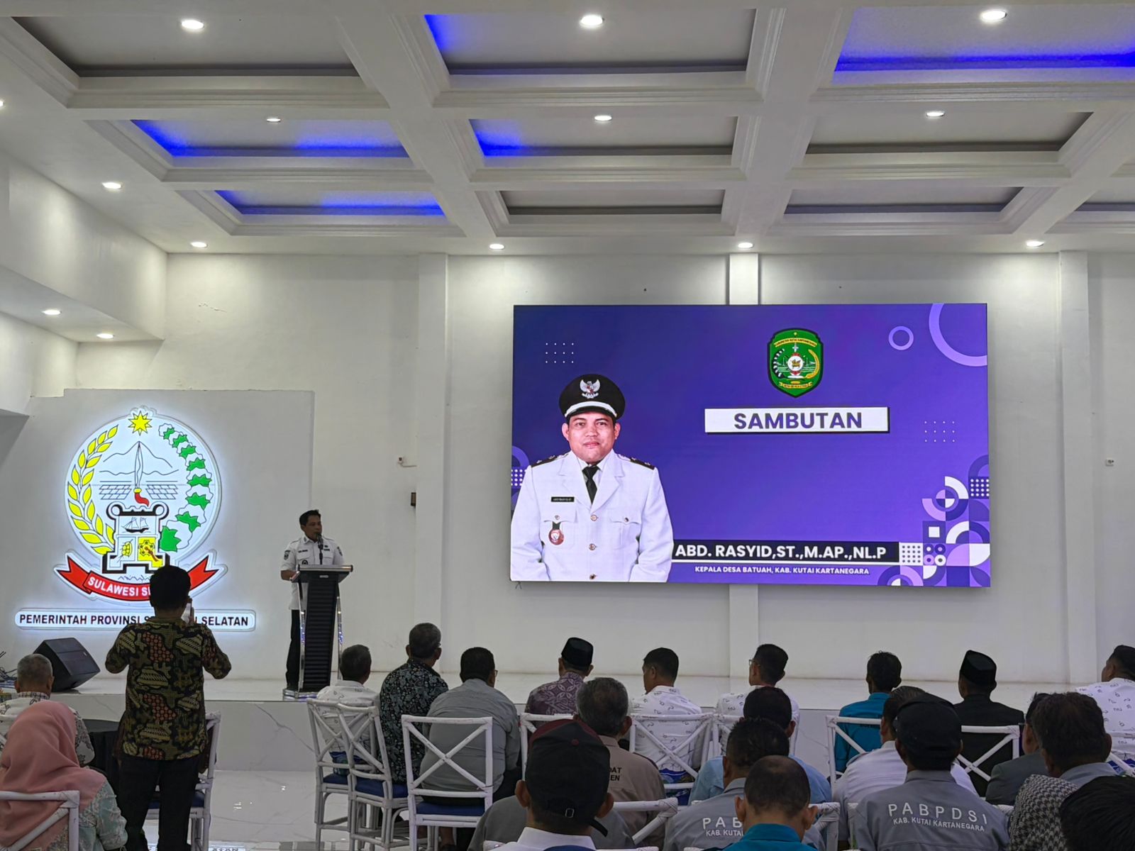 Kepala Desa Batuah, Abd. Rasyid memberikan sambutan saat melakukan kunjungan studi tiru ke Desa Mario, Kecamatan Kulo, Kabupaten Sidenreng Rappang, Jumat (11/06/2026)