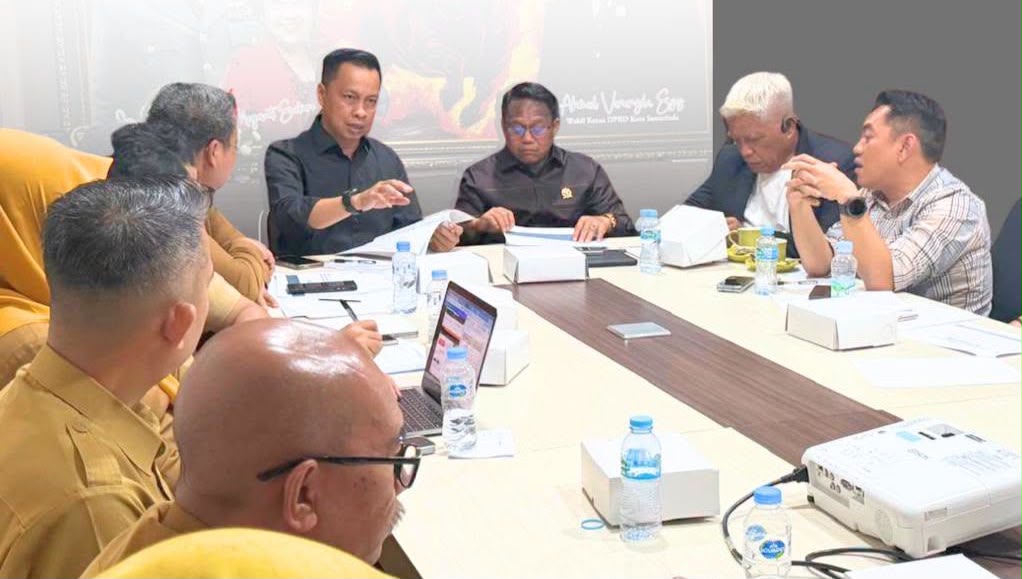 Sekretaris Komisi I DPRD Samarinda, Ronal Stepen Lonteng saat rapat.