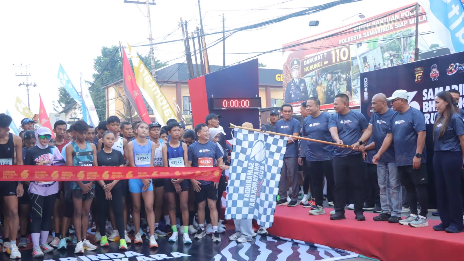 Suasana Samarinda Bhayangkara Run 2026 yang digelar di halaman Polresta Samarinda.