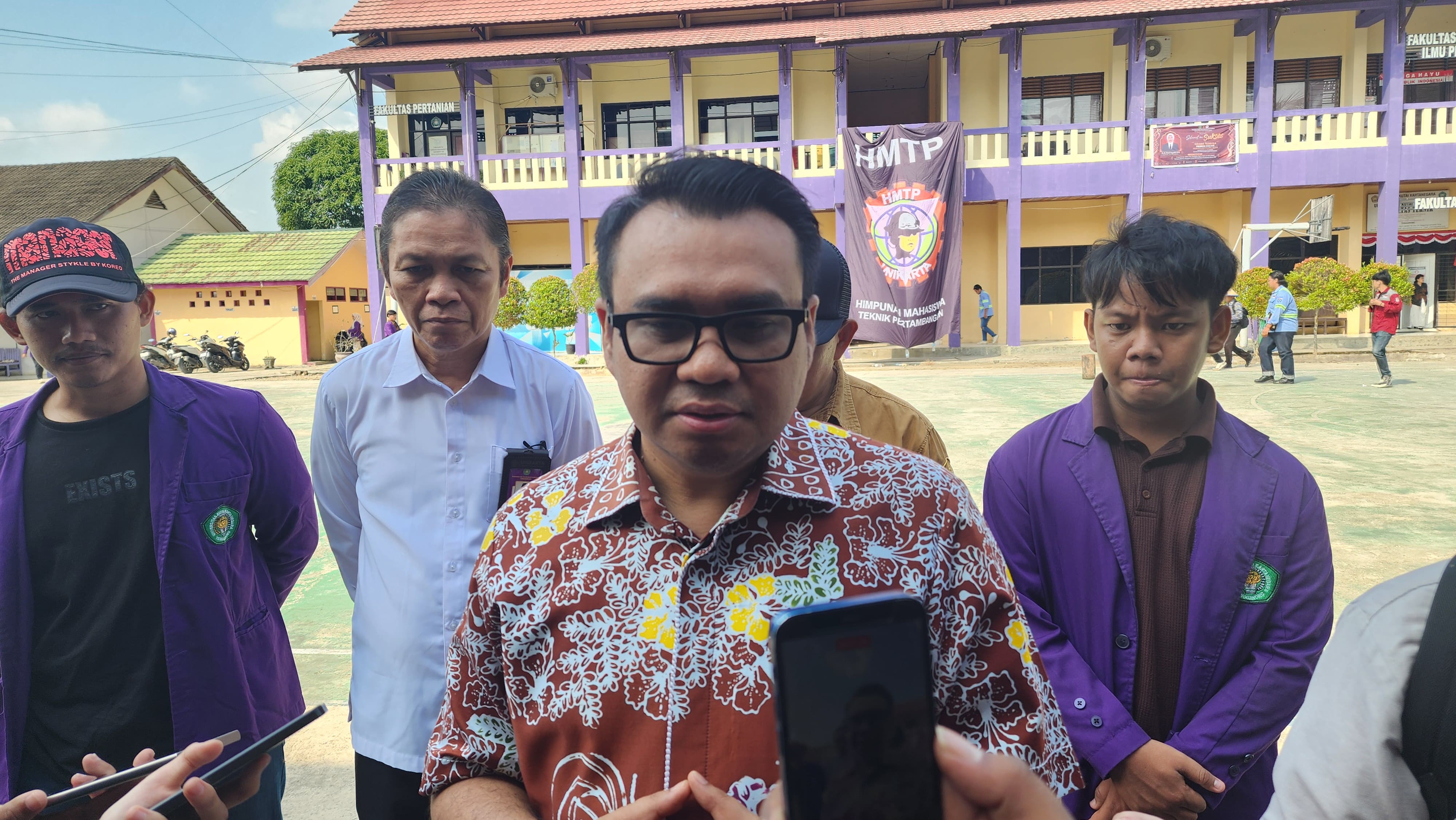 Bupati Kukar, Aulia Rahman Basri diwawancarai usai menghadiri PKKMB Unikarta, Rabu (26/08/2026). (Foto: Fikri/dialogis.co)