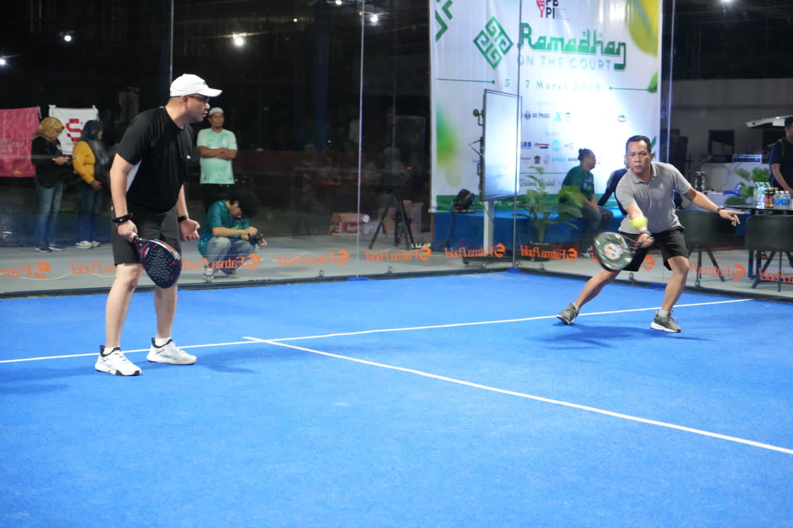Bupati Kutai Kartanegara, Aulia Rahman Basri, saat beraksi dalam ajang Ramadhan On The Court 2026 di Lapangan Padel Grand Fatma Tenggarong. (Istimewa)