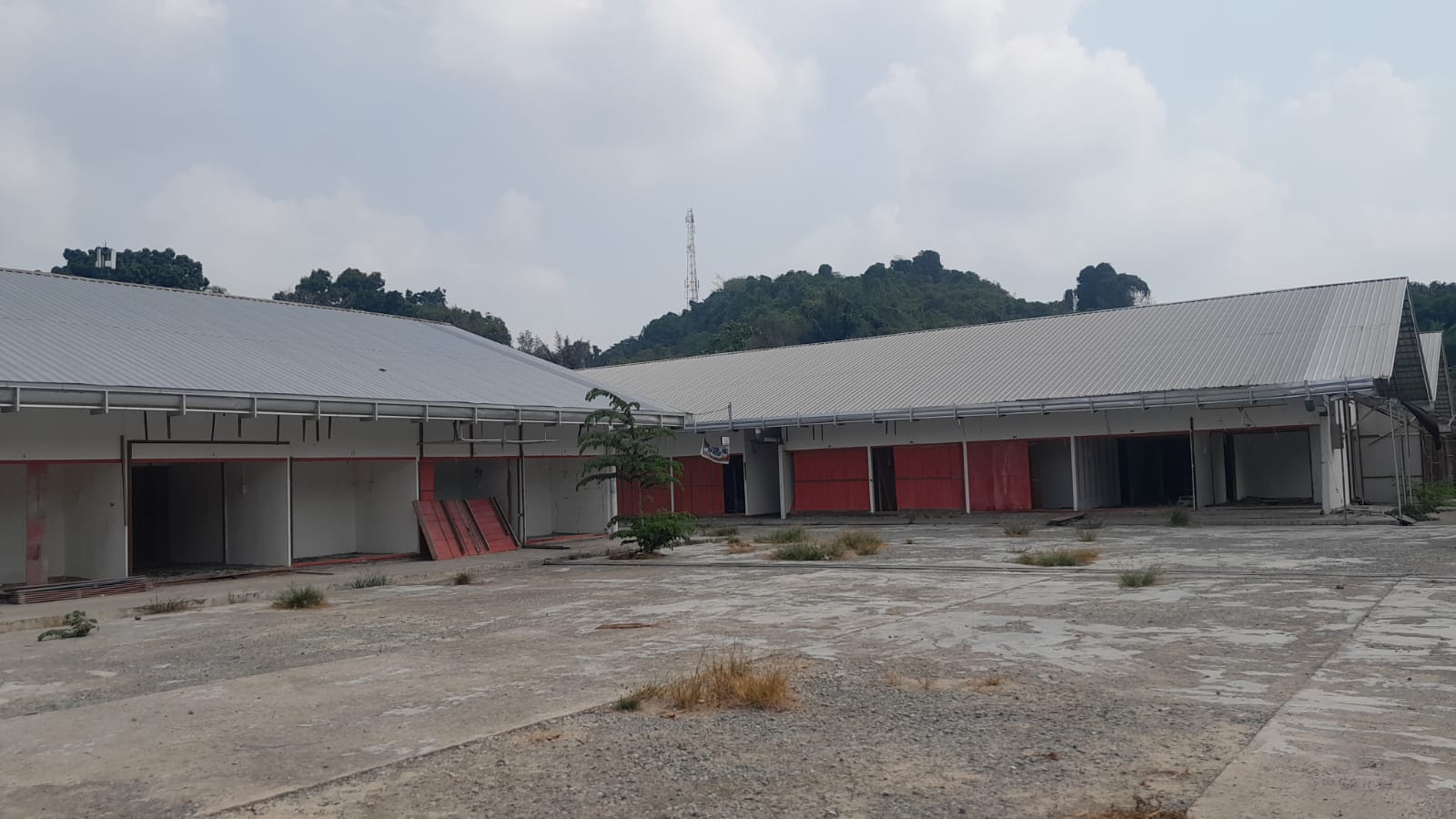 Suasana Lapangan Pemuda yang digunakan sementara sebagai lokasi penampungan pedagang selama pembangunan pasar Tangga Arung.