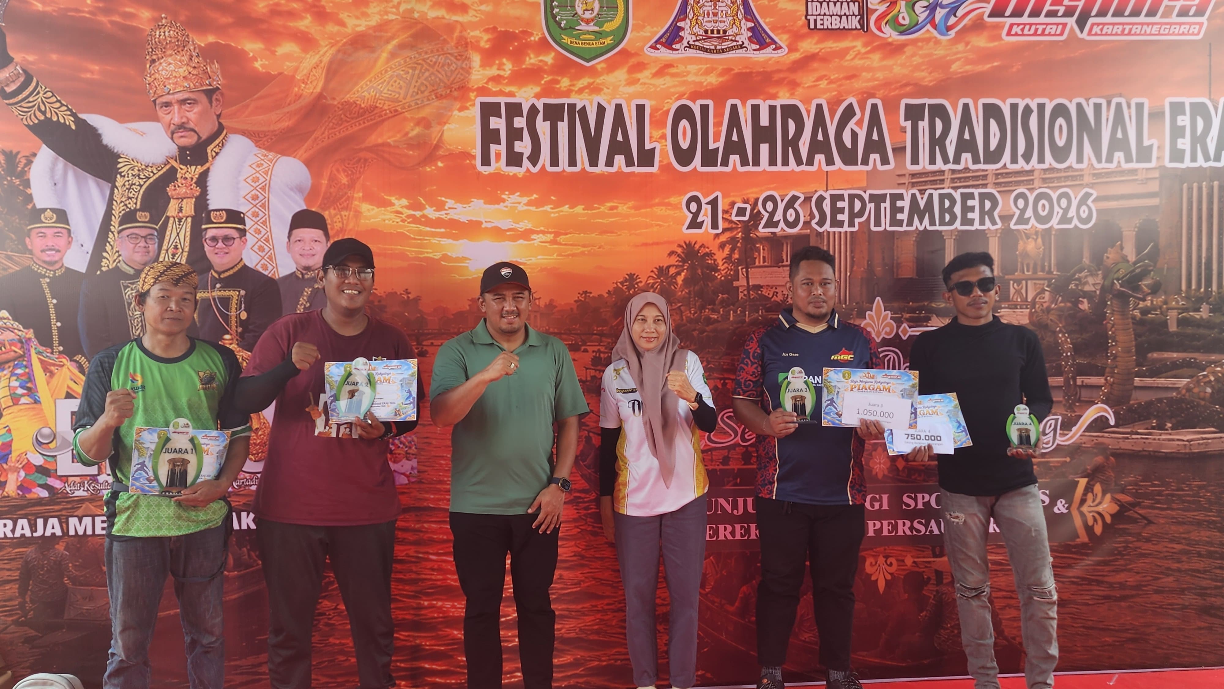 Foto bersama Sekretaris Dispora Kukar, Dery Wardhana, Kepala Bidang Pembudayaan Olahraga Dispora Kukar, Imama Syafiriya bersama pemenang lomba gasing berajaan.