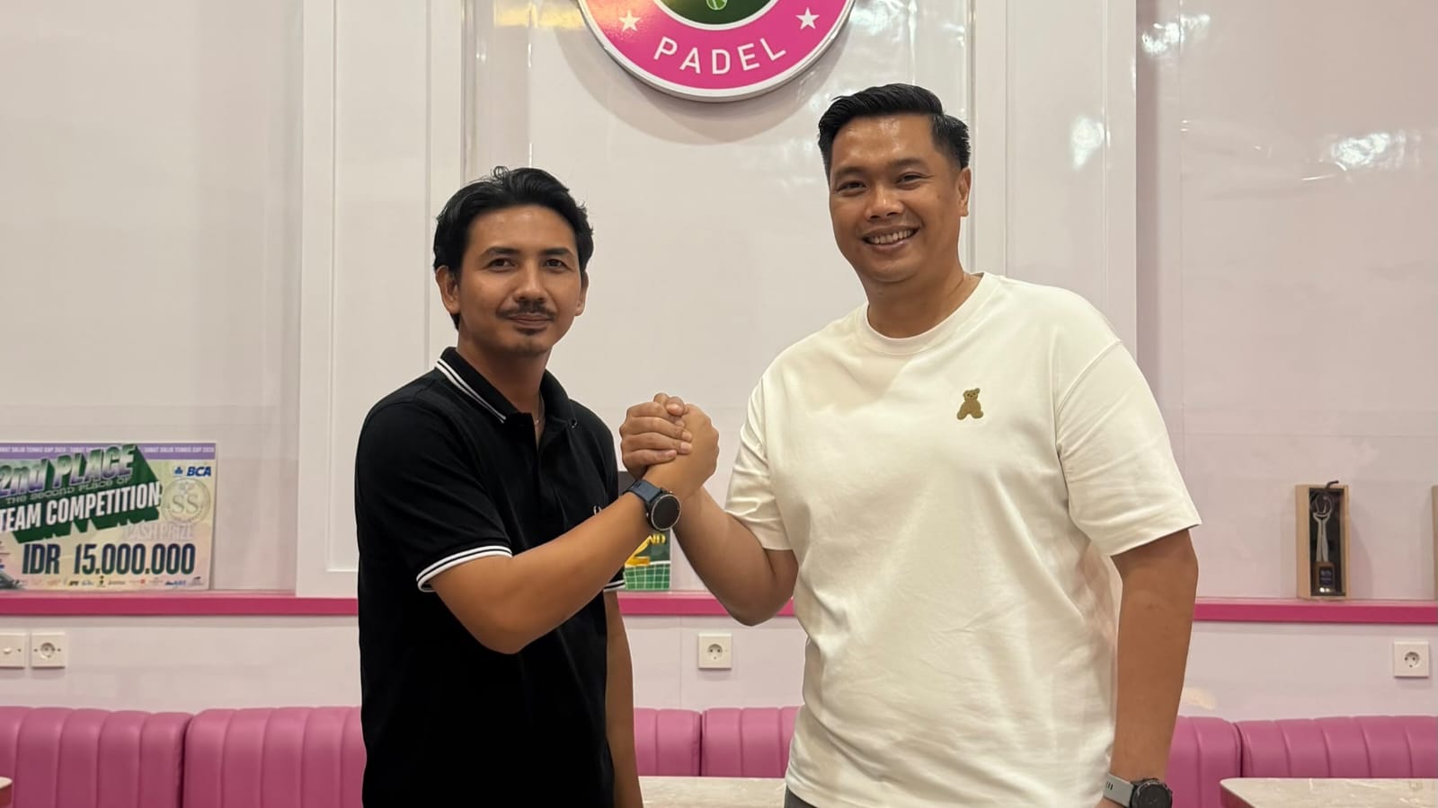 Ketua PBPI Kaltim, Bermot YM Silitonga, berjabat tangan dengan Hardiansyah usai penyerahan mandat Ketua PBPI Kabupaten Kutai Kartanegara (Kukar).