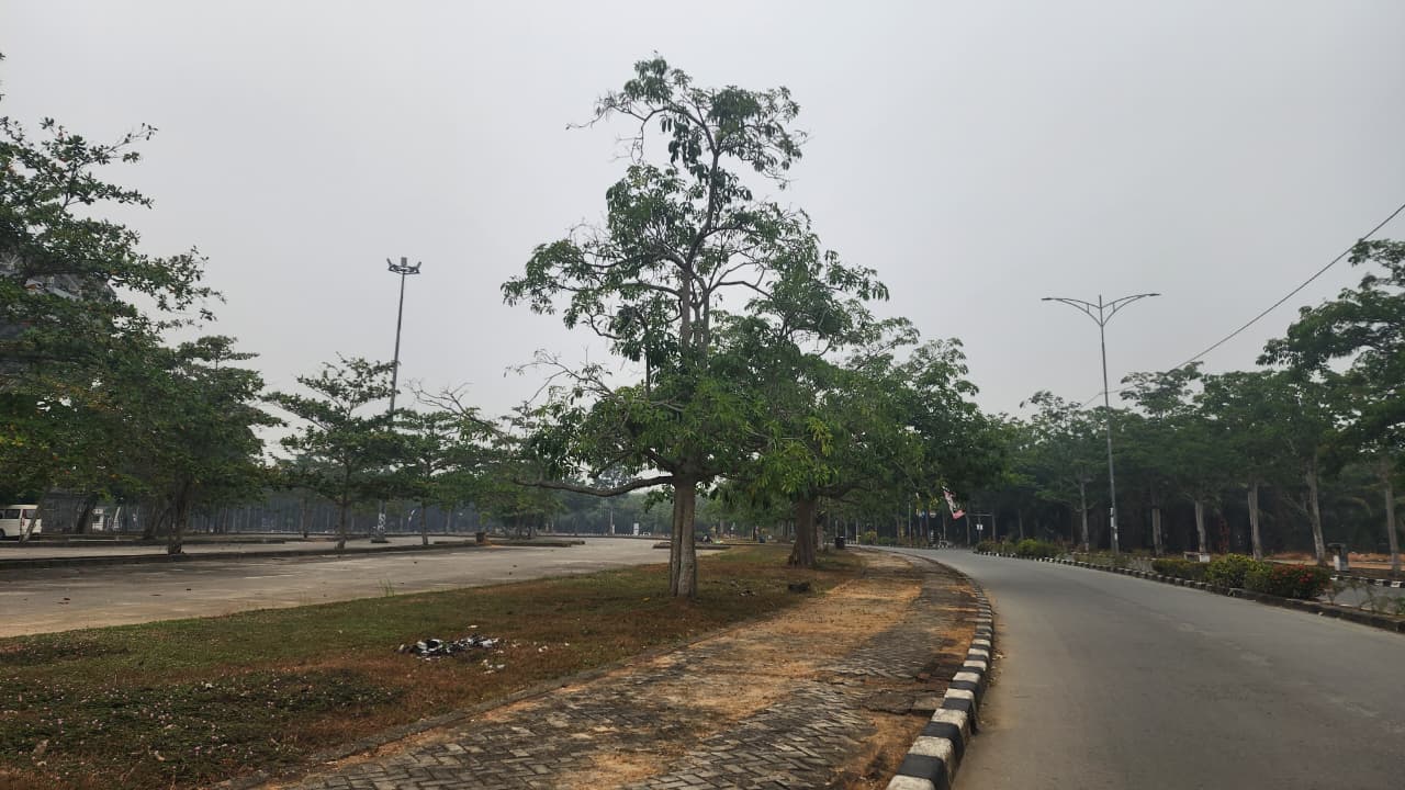 Suasana kabut asap yang menyelimuti kawasan Stadion Aji Imbut, Tenggarong Seberang, Kutai Kartanegara, Rabu (16/09/2026).