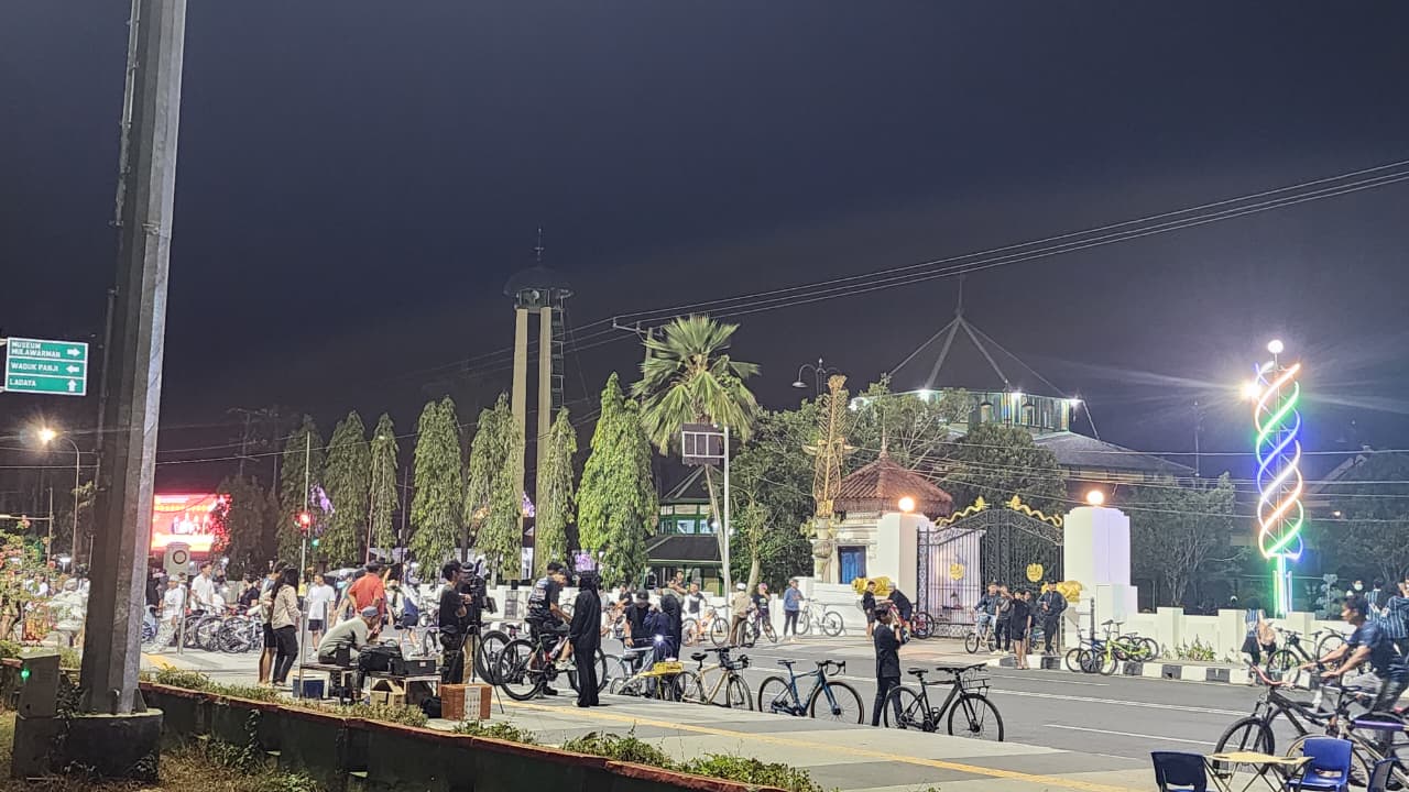 Suasana keramaian komunitas pesepeda yang memadati area Jalan Monumen Timur, depan Kedaton Kutai Kartanegara.