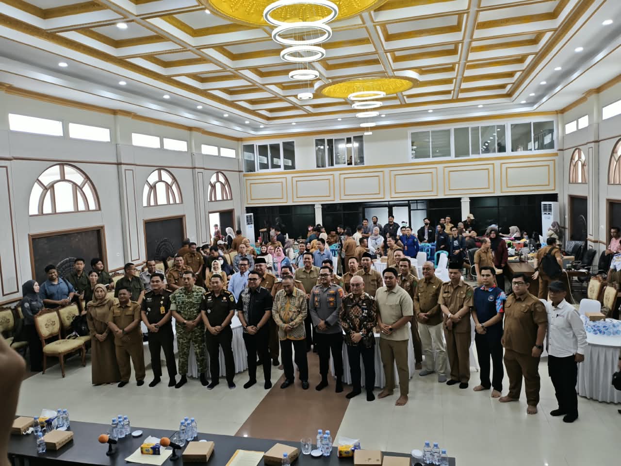 Foto bersama usai rapat Festival Erau Adat Kutai 2026 di Sekretariat Erau, eks Gedung Wanita Kukar, samping Kedaton Kesultanan Kutai Kartanegara Ing Martadipura, Selasa (15/9/2026).