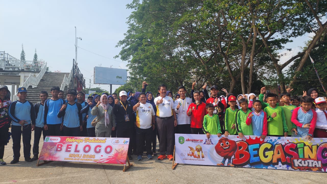 Pembukaan Lomba Olahraga Tradisional dalam rangka Erau Adat Kutai Tahun 2026, di Area parkir Pulau Kumala.