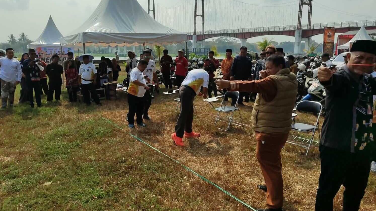 Sekda Kukar, Sunggono bersama Kepala Dispora Kukar, Aji Ali Husni mencoba Olahraga ketapel.