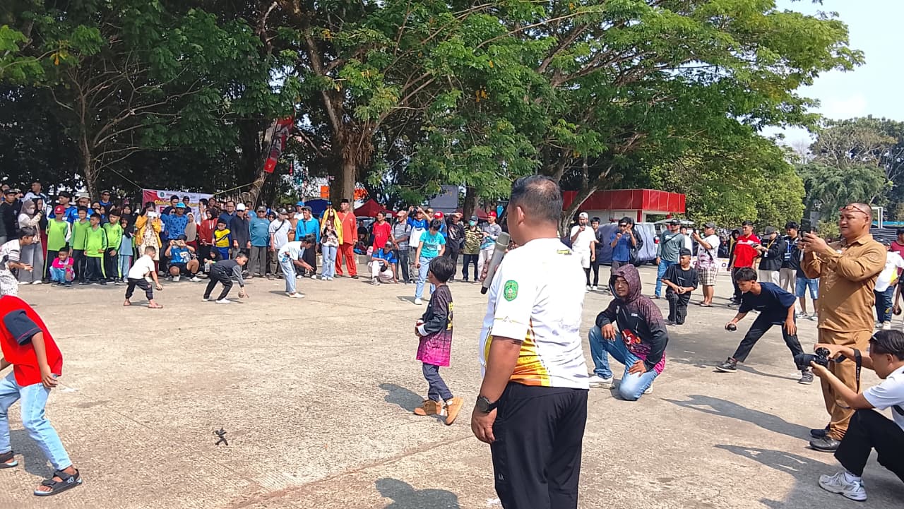 Lomba Turai Masal Begasing Oltrad tingkat anak pada rangkaian kegiatan Erau Adat Kutai 2026.