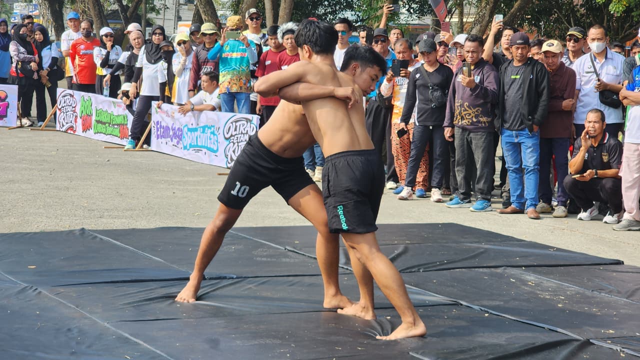 Eksebisi Olahraga Tradisional Benjang pada pembukaan Lomba Oltrad pada rangkaian kegiatan Erau Adat Kutai 2026.
