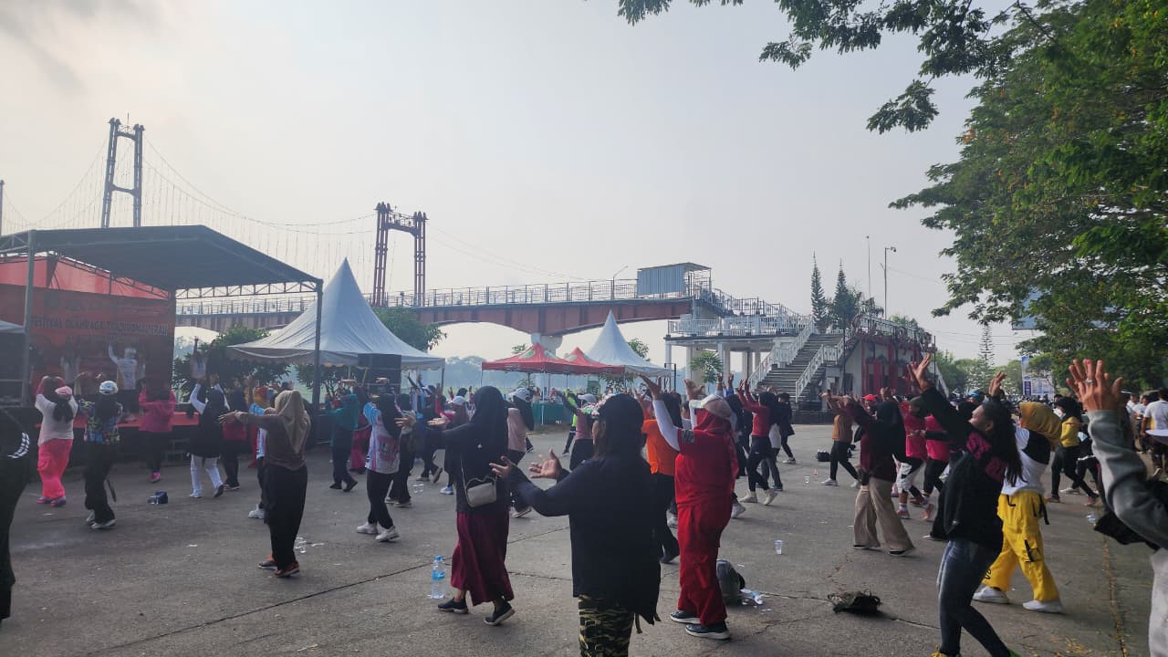 Senam Masal Dispora Kukar bersama komunitas di Halaman Parkir Jembatan Repo-repo, Tenggarong.