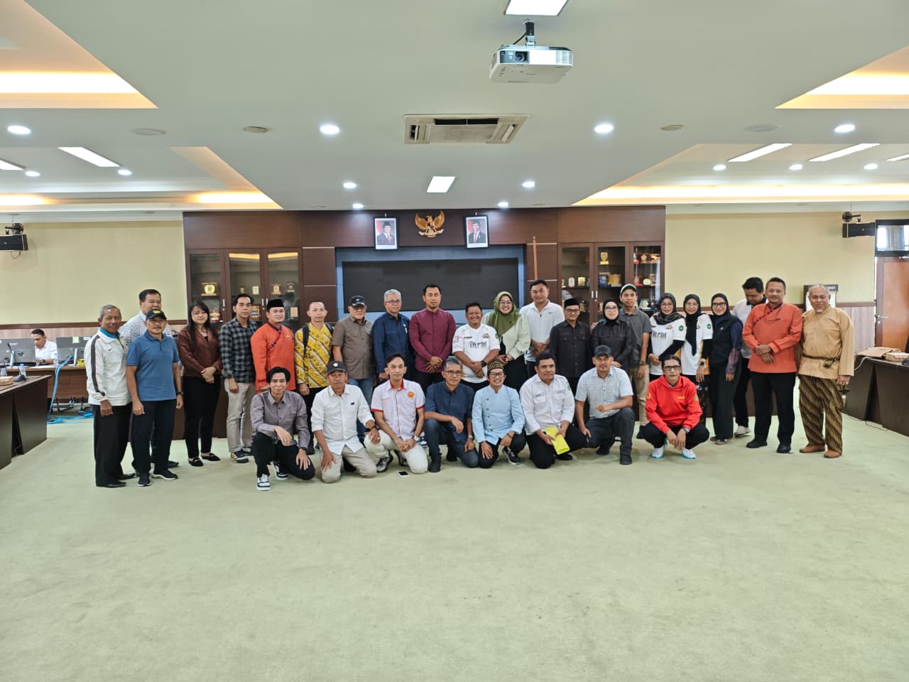 Foto Bersama setelah RDP Komisi IV tentang persiapan kontingen Kukar menghadapi Porprov VIII Kalimantan Timur 2026 di Kabupaten Paser.